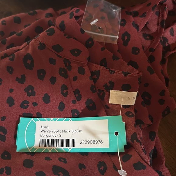 Lush. Warren split neck blouse. Burgandy. Small. - Picture 4 of 4